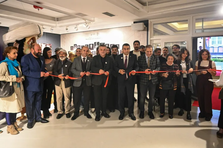 Bursa Şehir Tiyatrosu 20. Yıl Sergisi Açıldı!