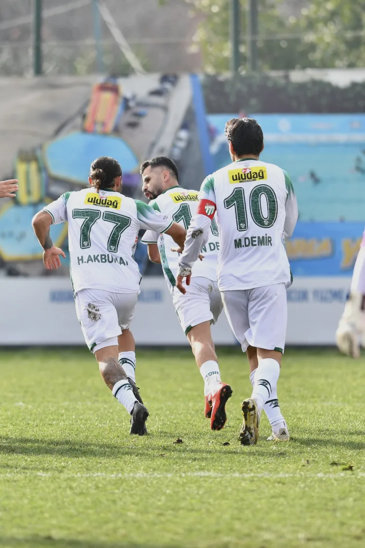 Bursaspor, Deplasmanda Zirveyi Korudu!