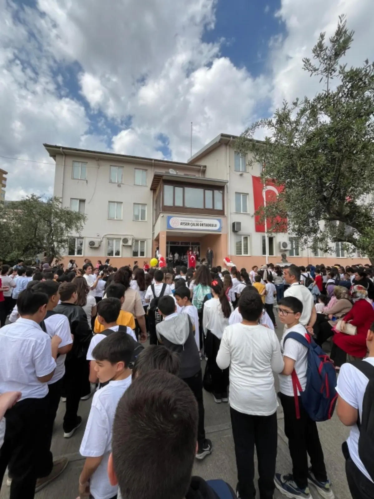 Ayser Çalık'ta buruk 23 Nisan... Fotoğrafları tellere asıldı 10