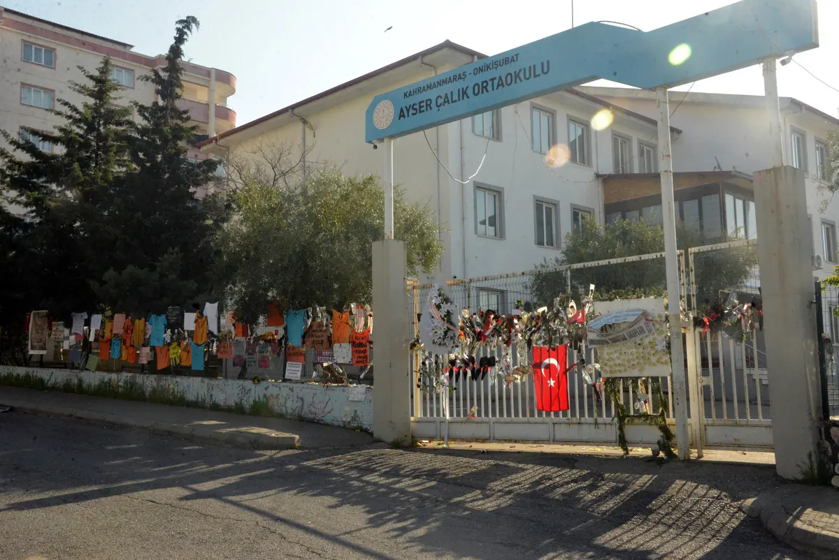 Ayser Çalık'ta buruk 23 Nisan... Fotoğrafları tellere asıldı 6