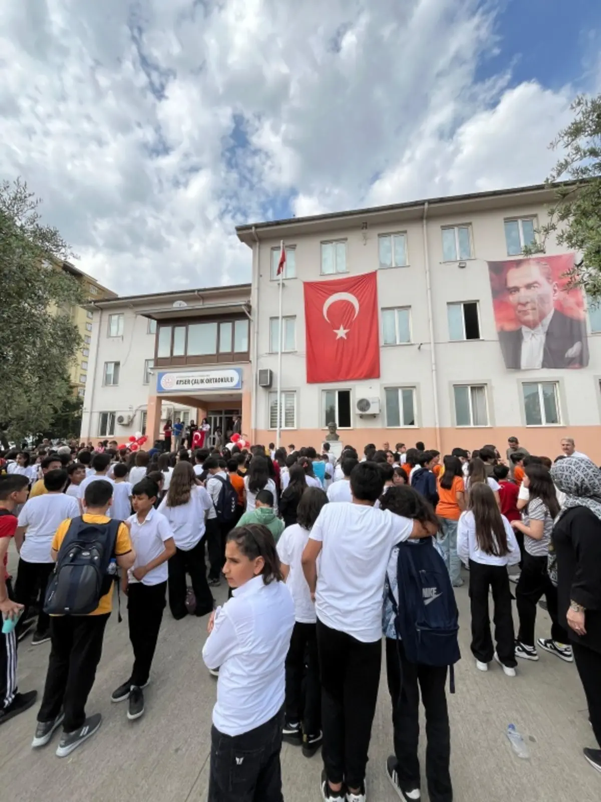 Ayser Çalık'ta buruk 23 Nisan... Fotoğrafları tellere asıldı 8