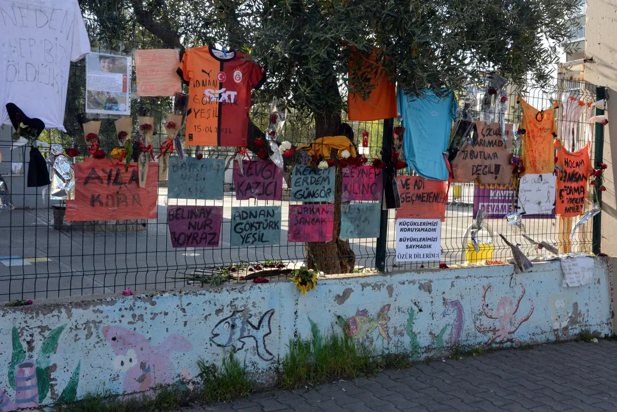 Ayser Çalık'ta buruk 23 Nisan... Fotoğrafları tellere asıldı 5
