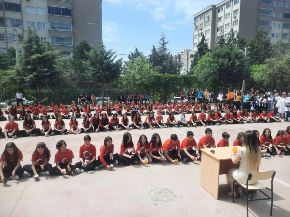 Ayser Çalık'ta buruk 23 Nisan... Fotoğrafları tellere asıldı 7