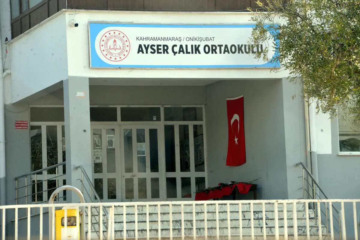 Ayser Çalık'ta buruk 23 Nisan... Fotoğrafları tellere asıldı 2