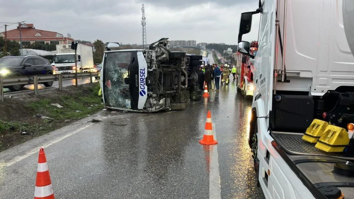 Büyükçekmece’de Servis Minibüsü Devrildi: 10 Yaralı!