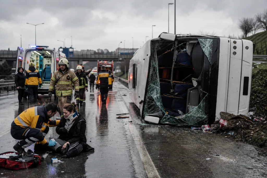Büyükçekmece’de Servis Otobüsü Devrildi: 18 Kişi Yaralandı