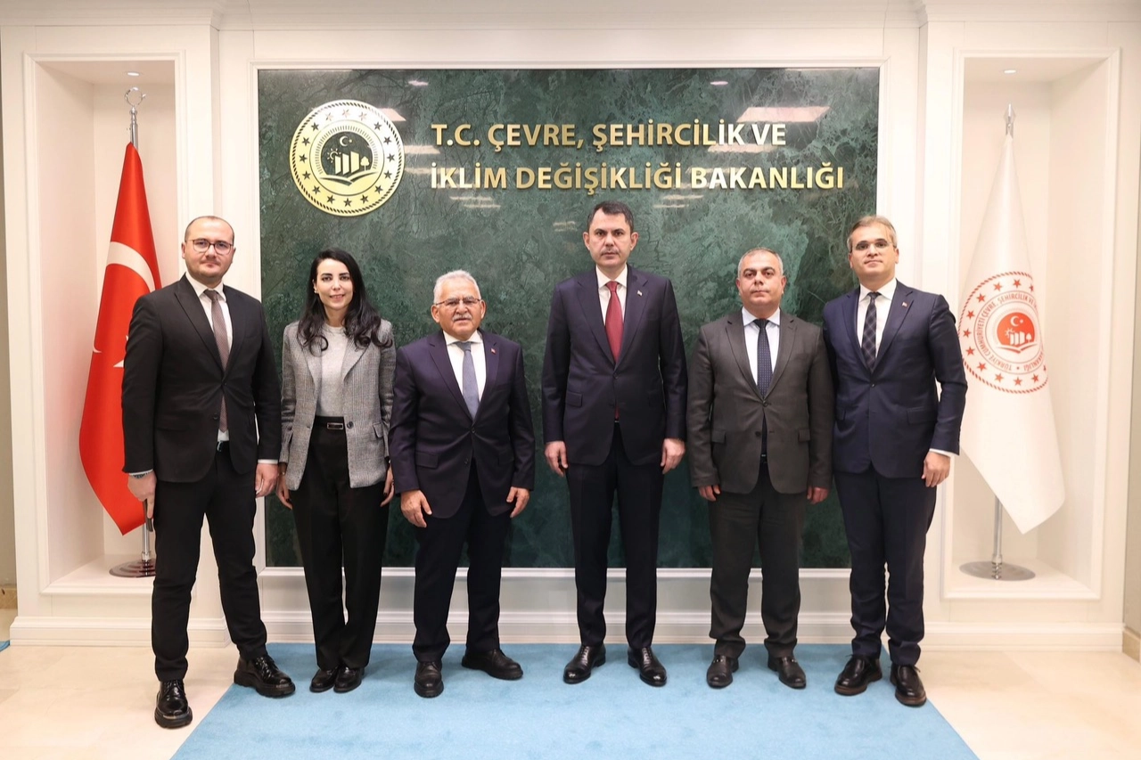 Büyükkılıç, Bakan Kurum ile Projeleri Görüştü