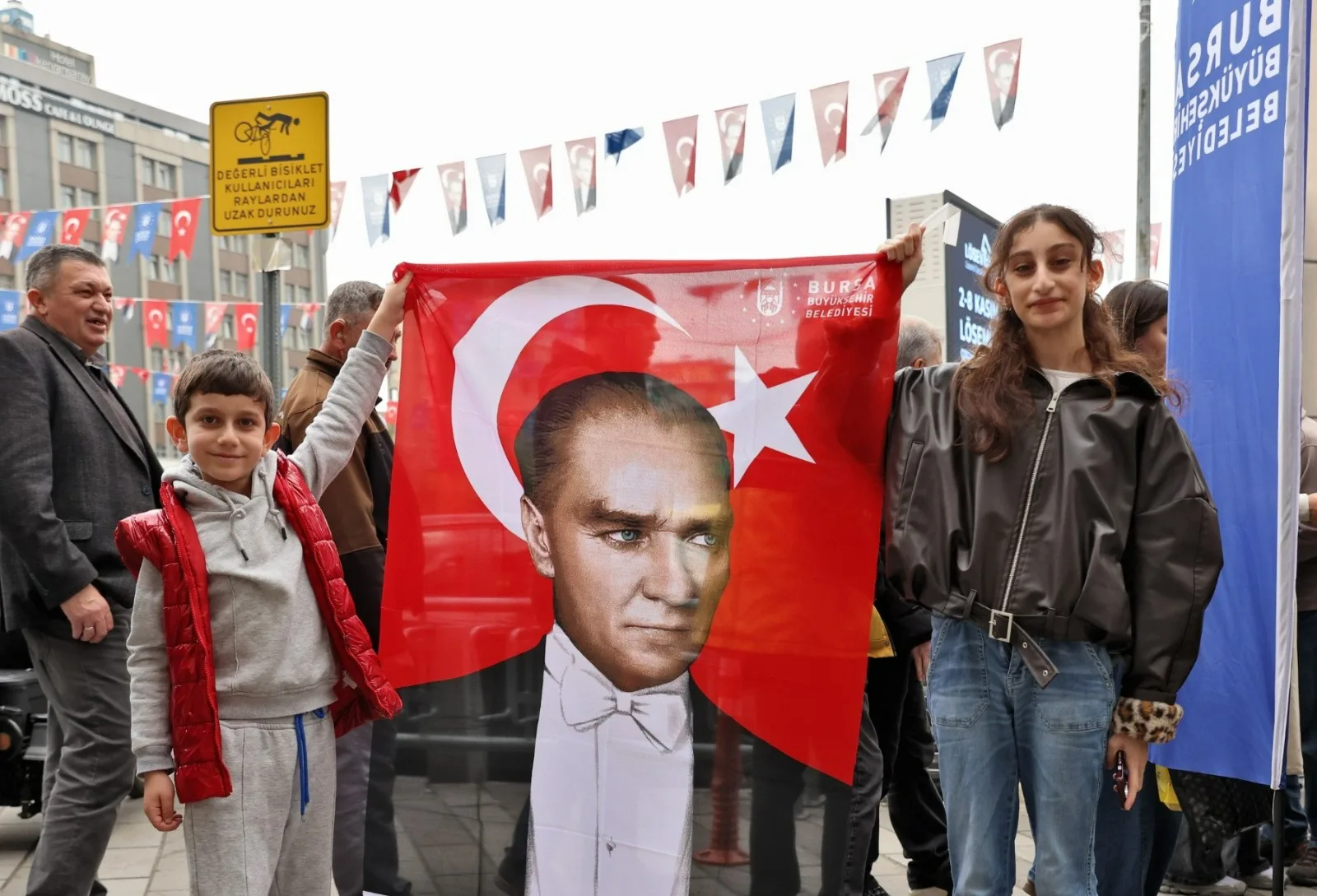 Büyükşehir'den Cumhuriyet Bayramı'na özel Türk bayraklı Atatürk posteri