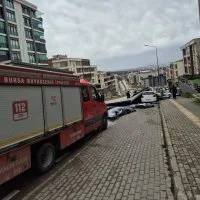 Büyükşehir ekipleri, şiddetli rüzgara karşı sahada