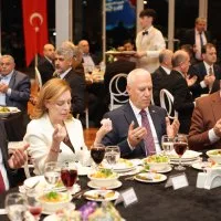 Büyükşehir Meclisi ailesi aynı sofrada buluştu Büyükşehir Meclisi ailesi aynı sofrada buluştu