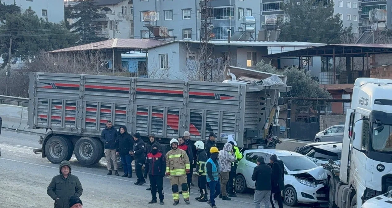 Buzlanma Kazası: 11 Araç Çarpıştı, Yaralılar Var!