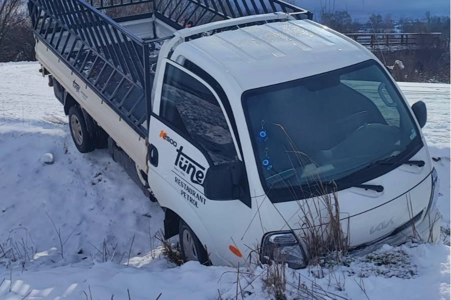 Buzlanma Kazası: Kamyonet Tarlaya Uçtu, 1 Yaralı!