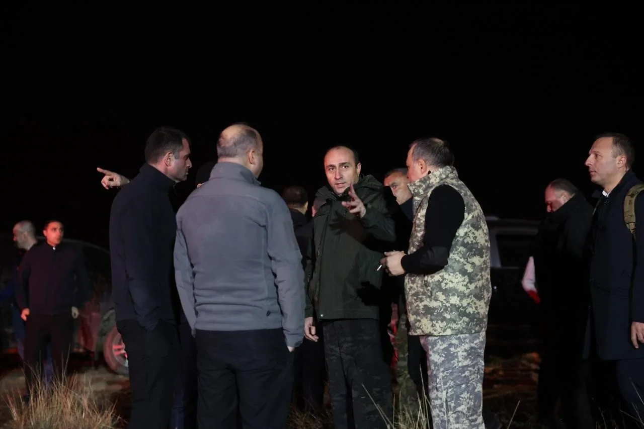 Gürcistan İçişleri Bakanı Geladze, Türkiye’ye ait asker kargo uçağının düştüğü bölgede 2 CZl1MAiF
