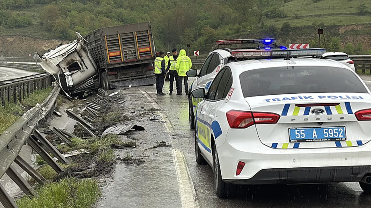 Çakallı’da TIR Kazası: İki Sürücü Yaralı!