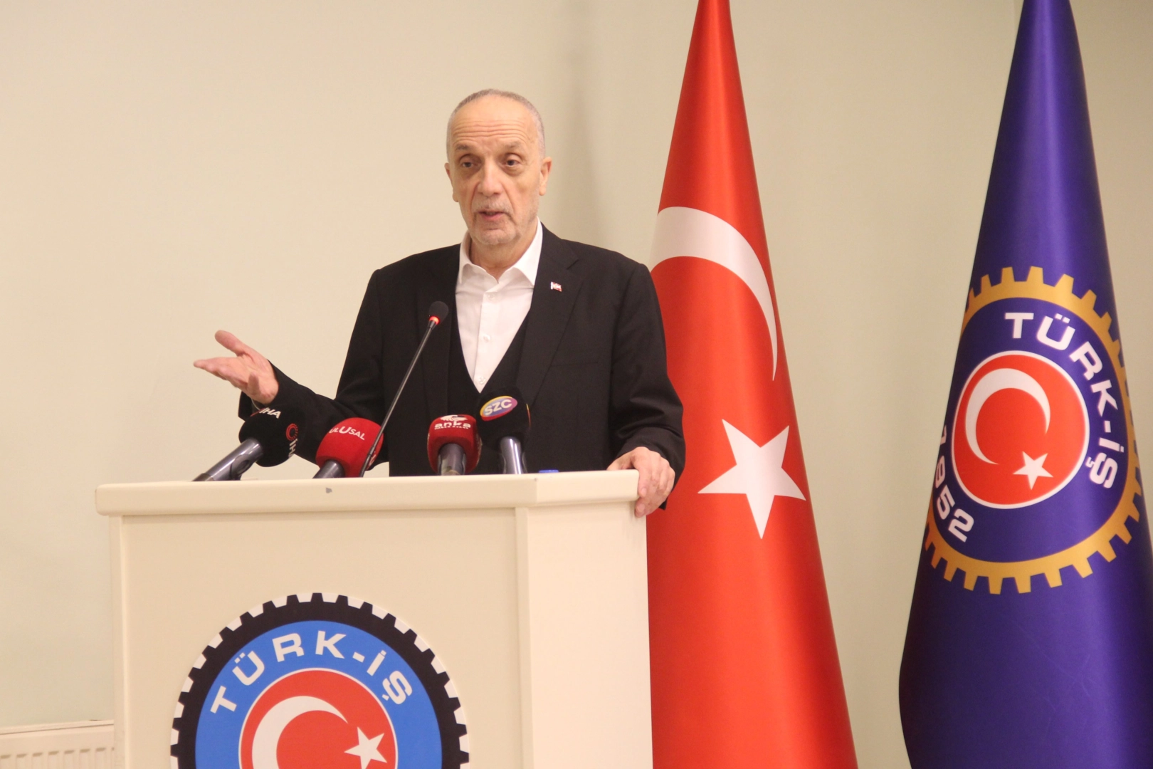 Çalışma Hayatının Sorunları Sempozyumda Tartışıldı