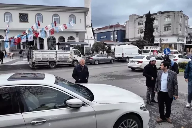 Cami Çıkışında Lüks Araç Krizi: Müftü de Bekledi!