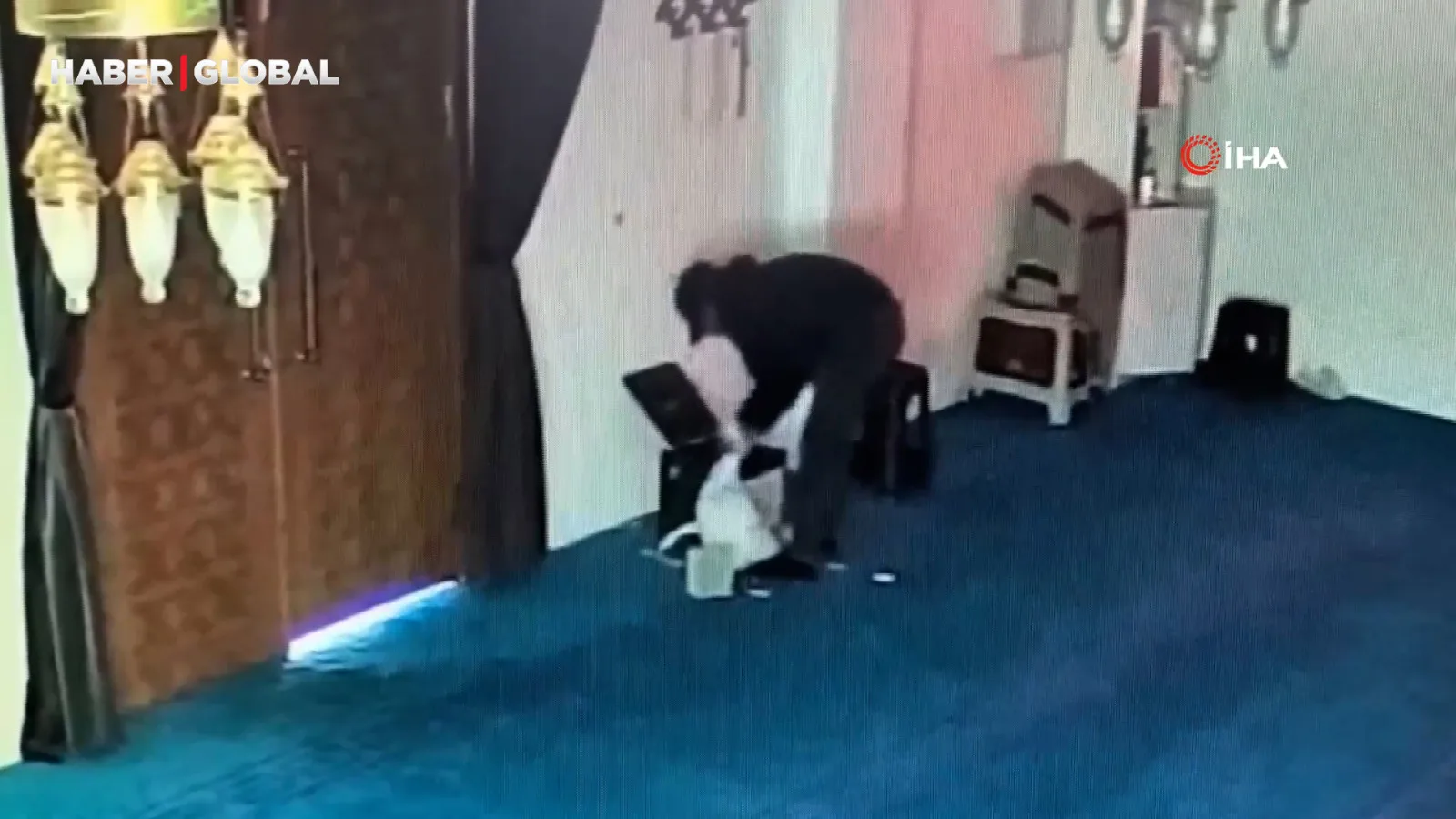 Cami Yardım Kutusuna Kaldırım Taşıyla Soygun!