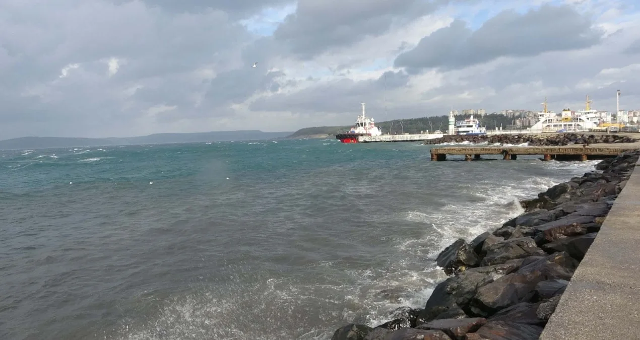 Çanakkale Boğazı Fırtına Nedeniyle Kapandı!