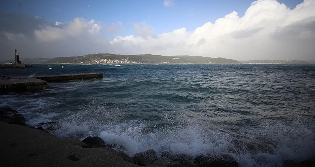 Çanakkale Boğazı’nda Fırtına Nedeniyle Geçişler Durduruldu