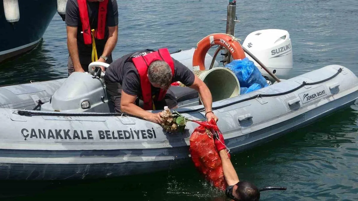 Çanakkale Yat Limanı’nda Temizlik Seferberliği