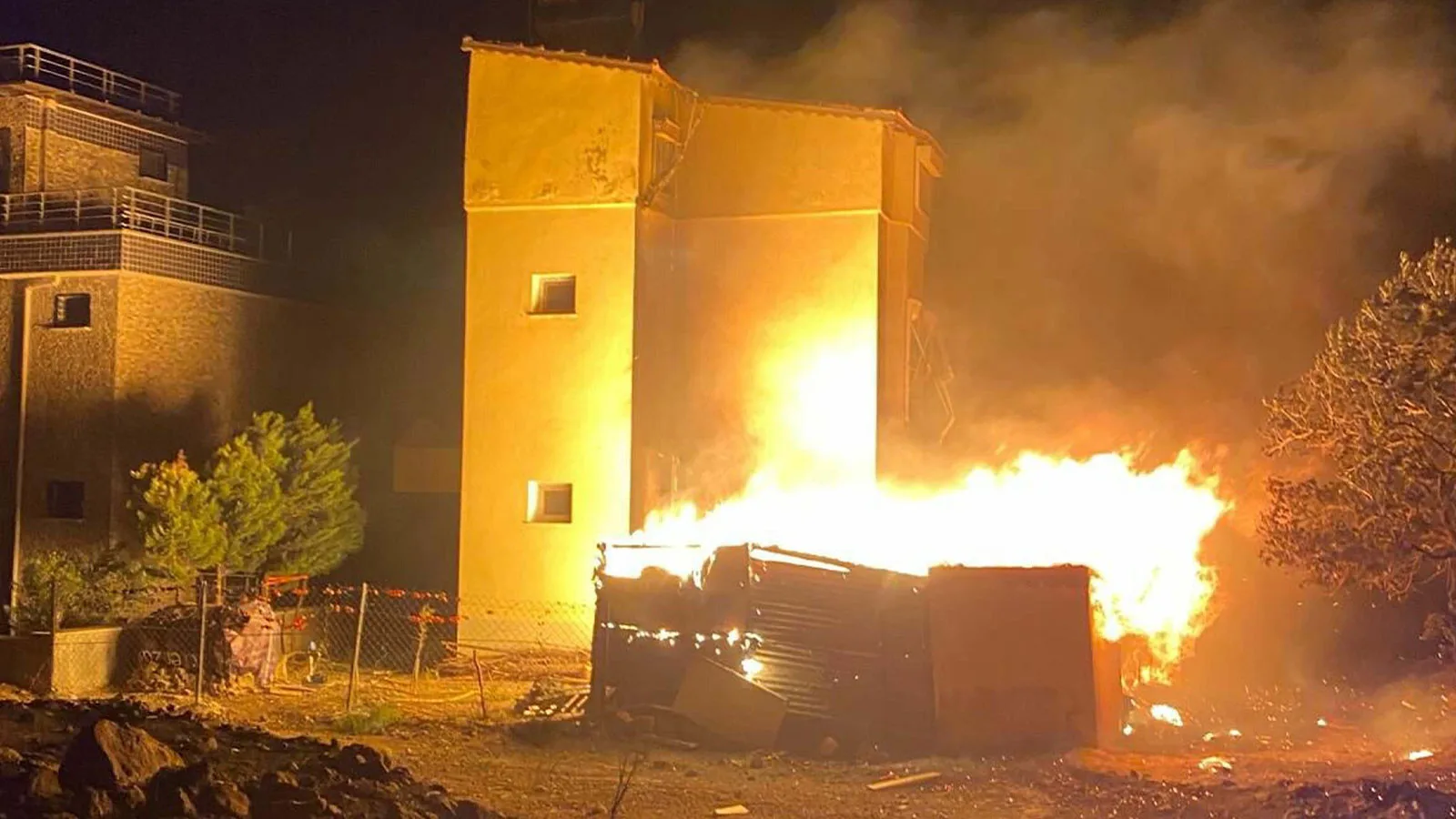 Çandarlı’da Ot Yangını: Bazı Evler Zarar Gördü!