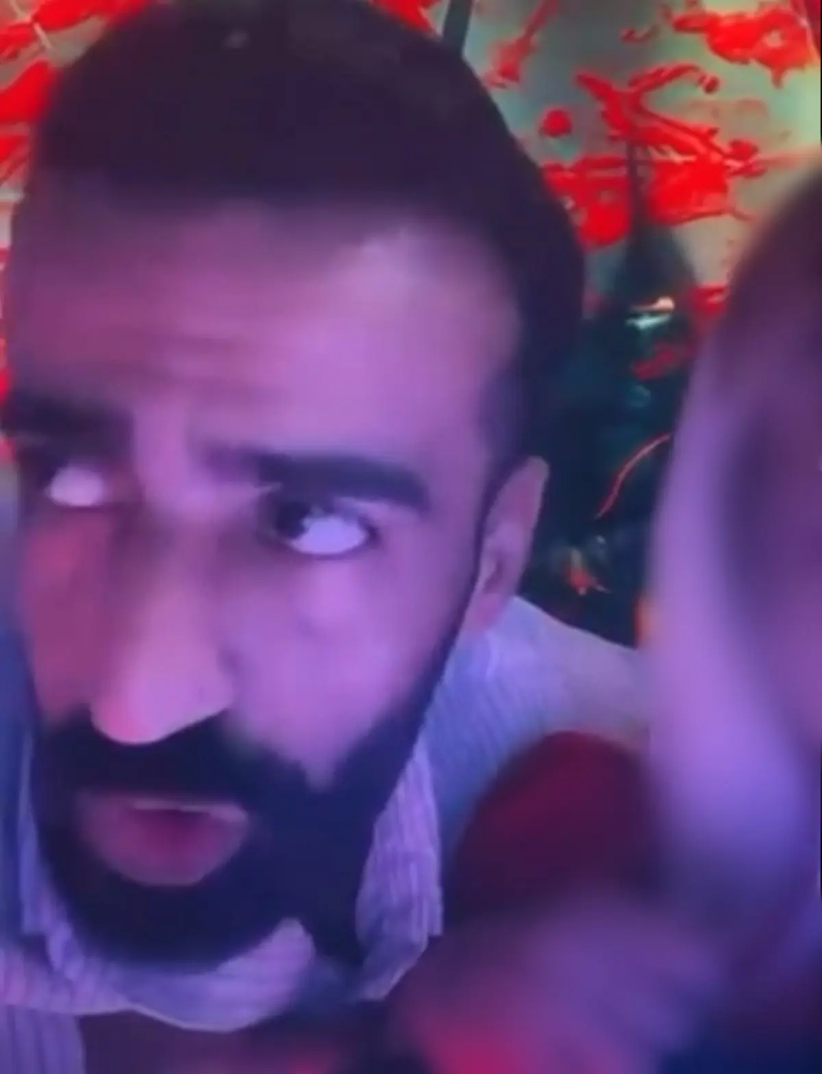 Gazinoda canlı yayın açıp kızlara bu teklifte bulundu:  Yeme, içme, bana ait  4