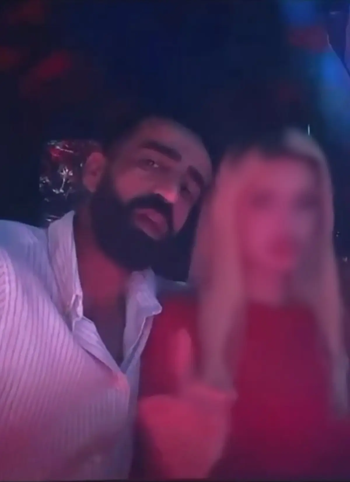 Gazinoda canlı yayın açıp kızlara bu teklifte bulundu:  Yeme, içme, bana ait  2