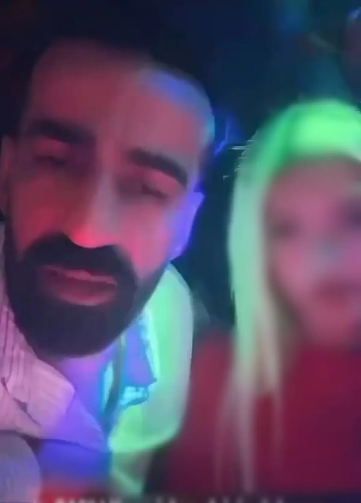 Gazinoda canlı yayın açıp kızlara bu teklifte bulundu:  Yeme, içme, bana ait  3