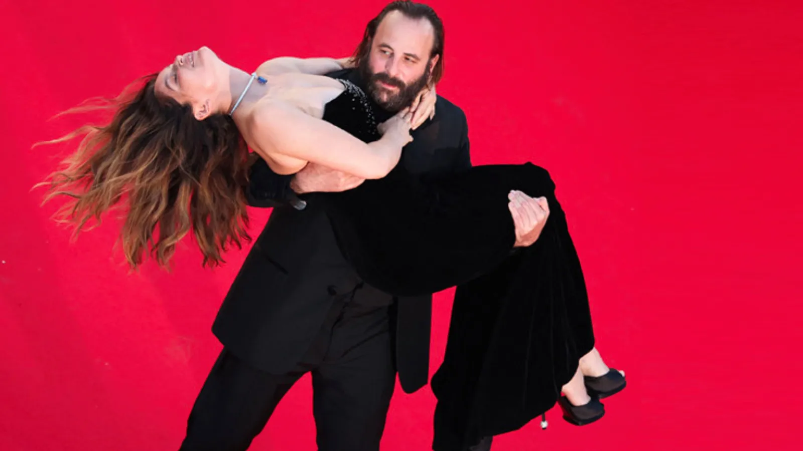 Cannes’da Laetitia Casta’nın Büyüleyici Anları!