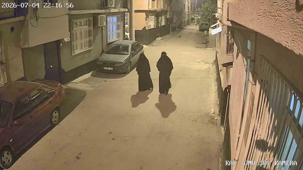 Çarşaflı Hırsızlar Güvenlik Kamerasına Yakalandı!