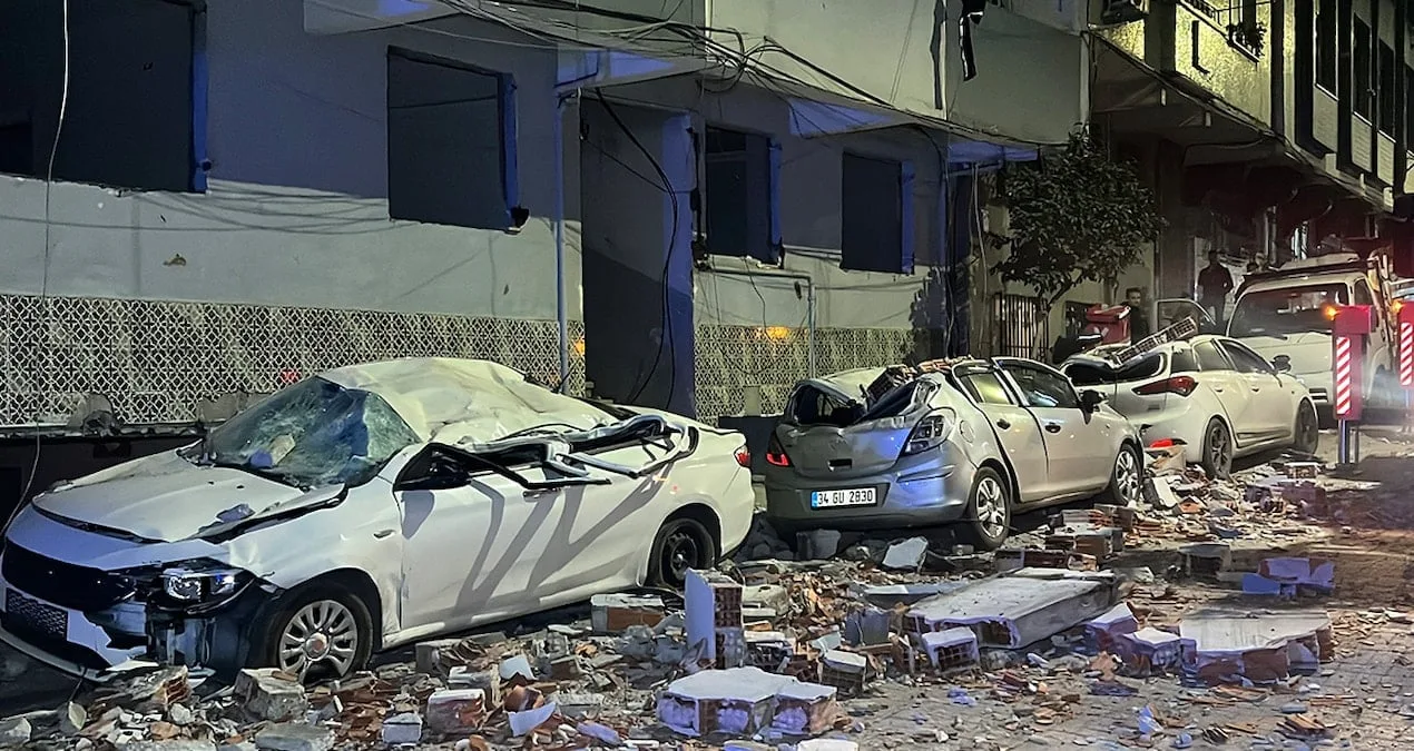 Çatı Parçaları Araçların Üzerine Düştü!
