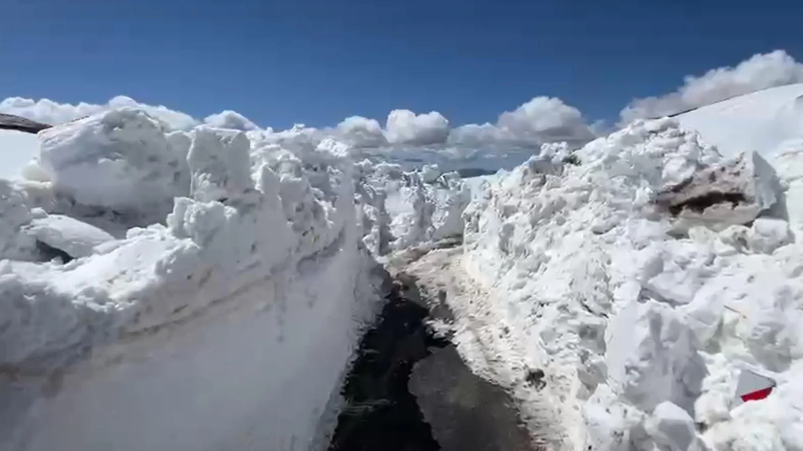 Çavuştepe Geçidi’nde 13 Metre Kar Kütleleri!