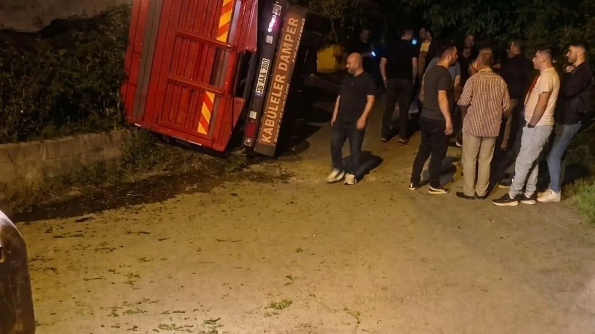 Çay Yüklü Kamyon Devrildi, Can Kaybı Yok!