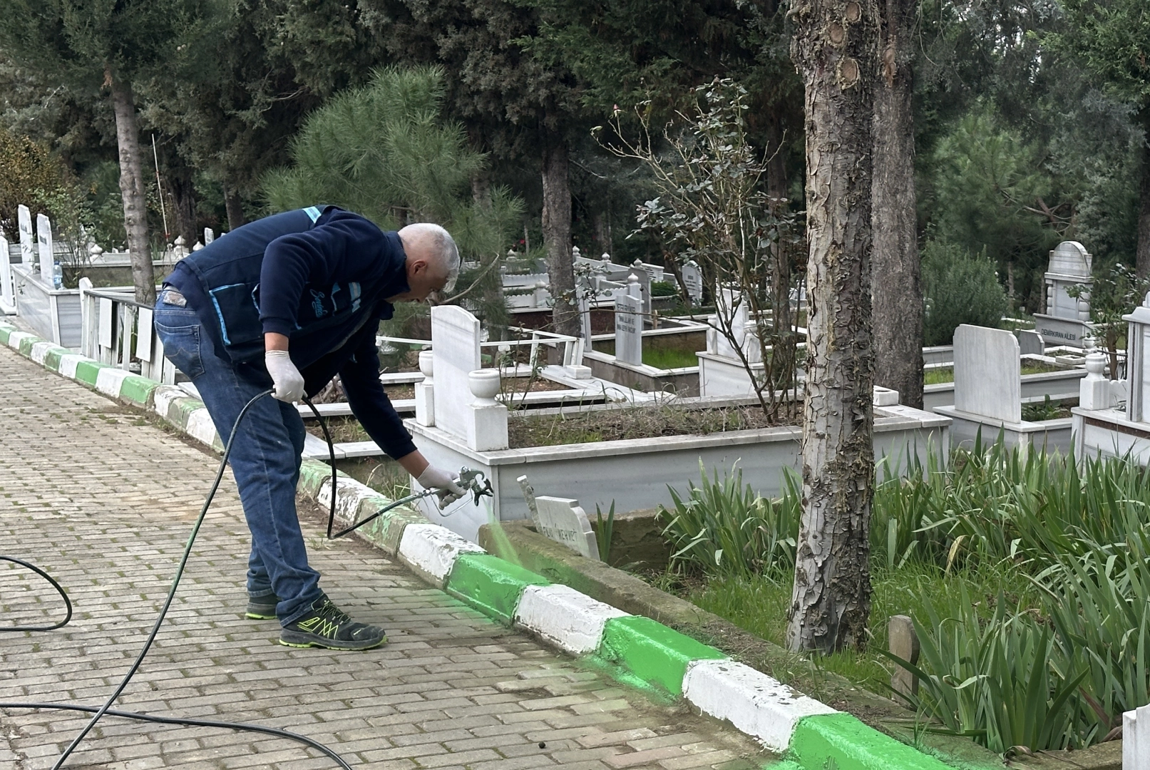 “Çayırova’da Mezarlıklara Özenli Bakım”