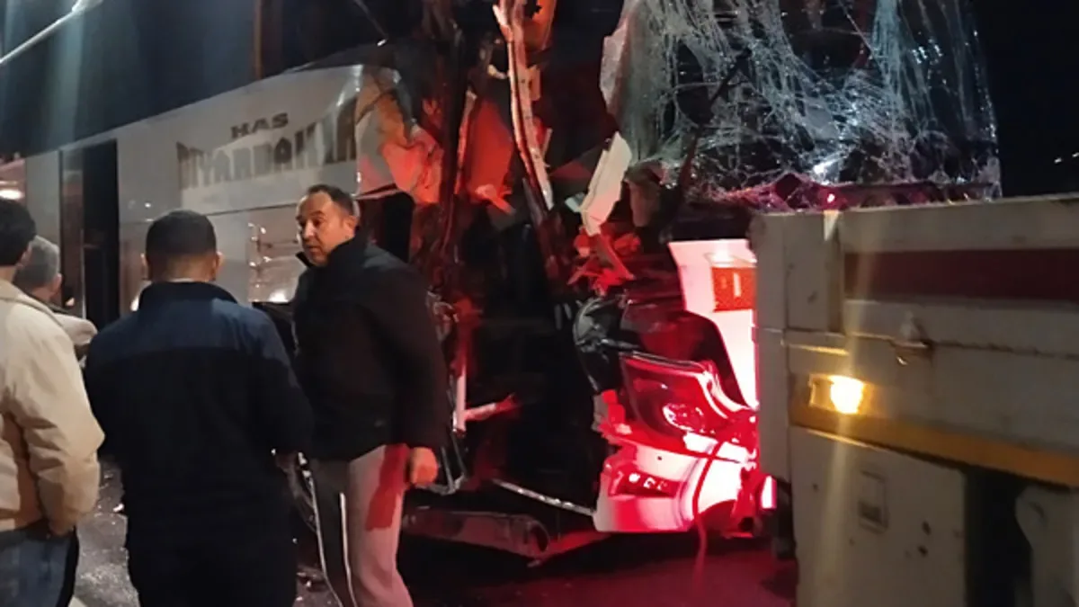 Çekmeköy’de Otobüs Tıra Çarptı: 10 Yaralı!