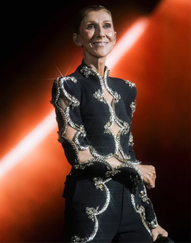 Céline Dion, sahnede düştü ama performansına devam etti