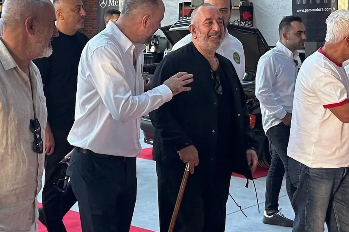 Cem Yılmaz’ın Baston Koleksiyonu ve Kamuoyuna Geri Dönüşü