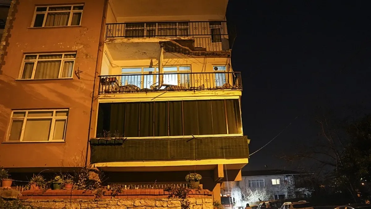 Çengelköy’de Balkon Çöktü, Daireler Tahliye Edildi!