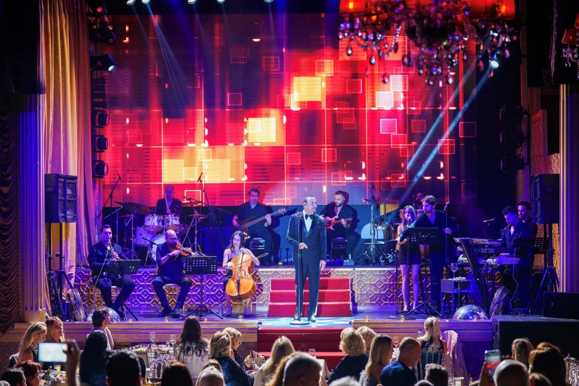 Cenk Eren'in mikrofonsuz performansı büyük beğeni topladı