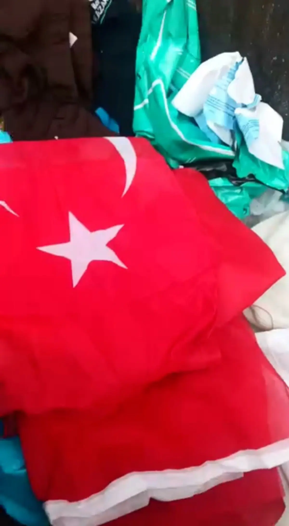 Film değil gerçek: Bayrak provokasyonunun altından çıkan kişi şaşkına çevirdi! 2