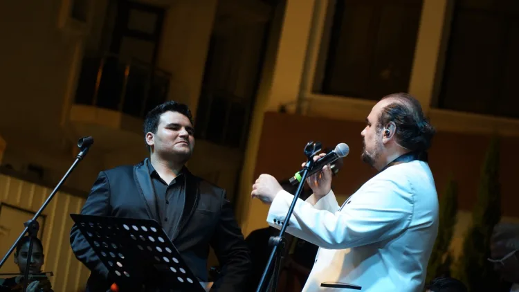 Çeşme’de Müzik Günü Coşkusu: Tenor Aysev Performans