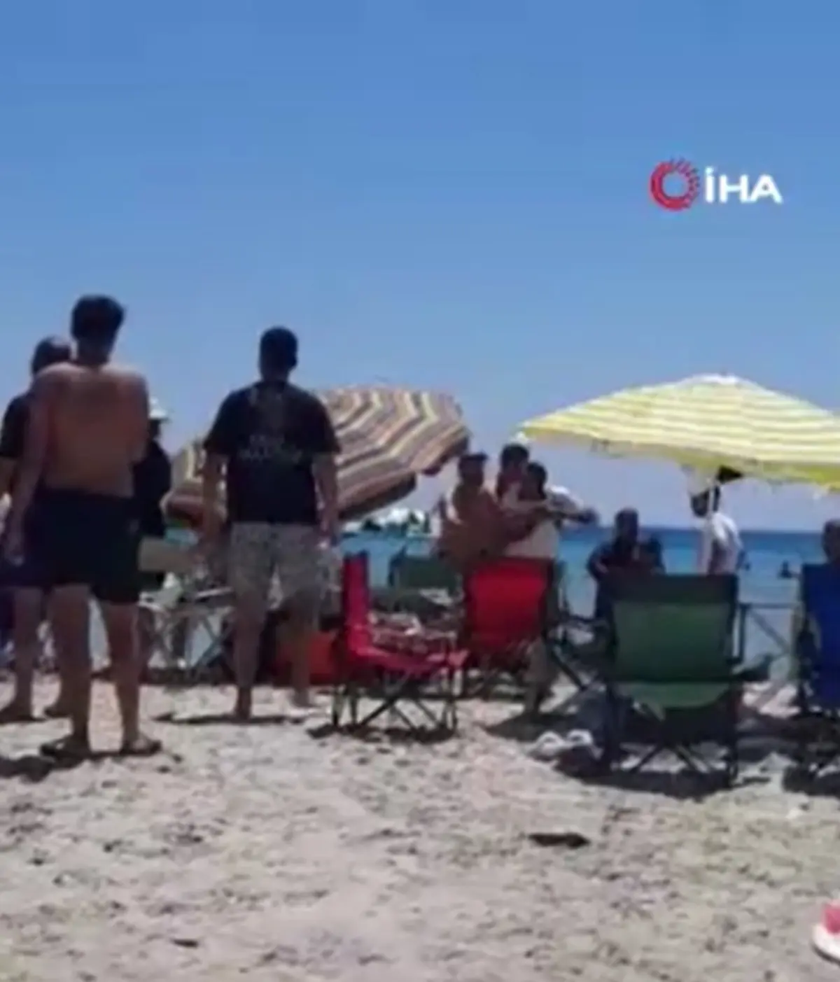 Çeşme de şemsiye kavgası! Ortalık savaş alanına döndü: O anlar kamerada 2
