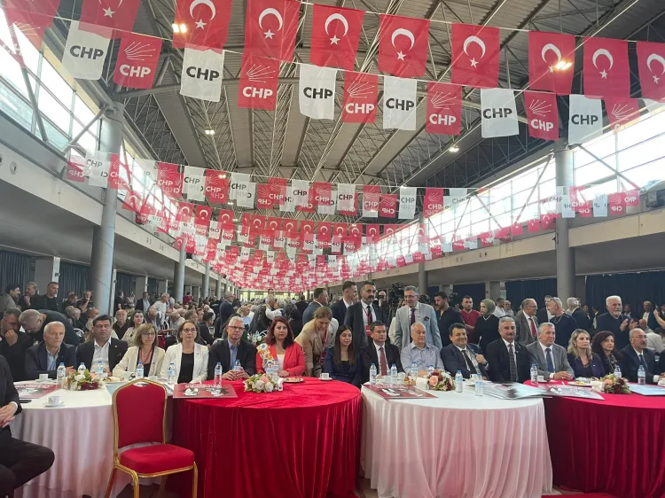 CHP Bayramlaşmasında Temsili Mezar Taşı Protestosu