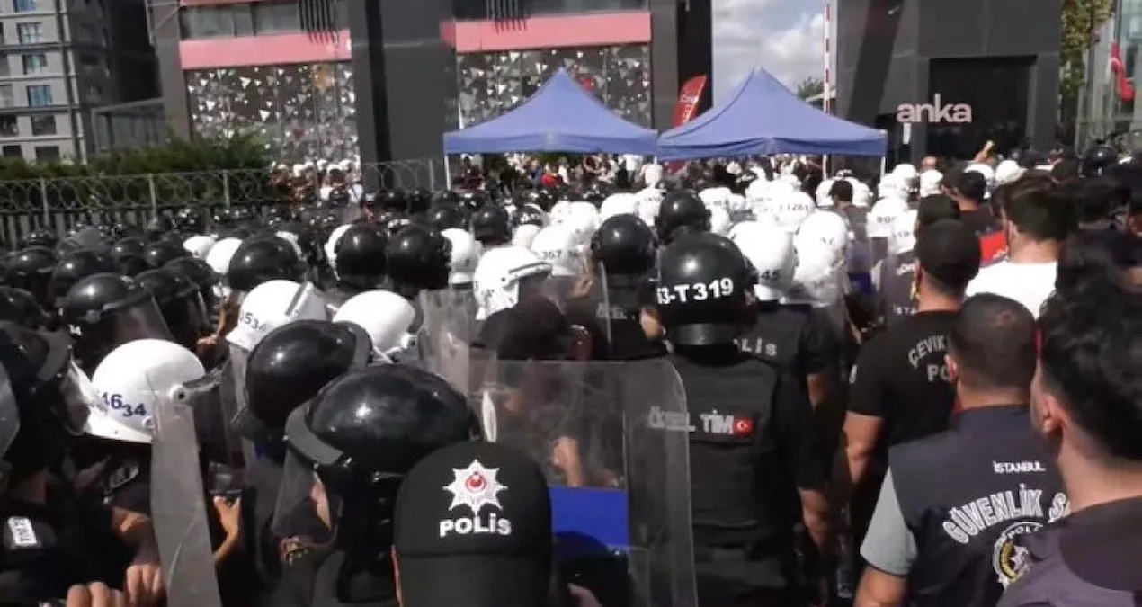 CHP Binasında Kayyum Gerginliği: Polis Ablukası!