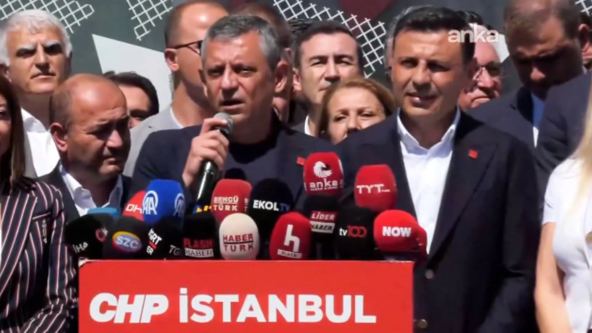 CHP’de Kriz: Delegeler Noterde Olağanüstü Kongre İçin