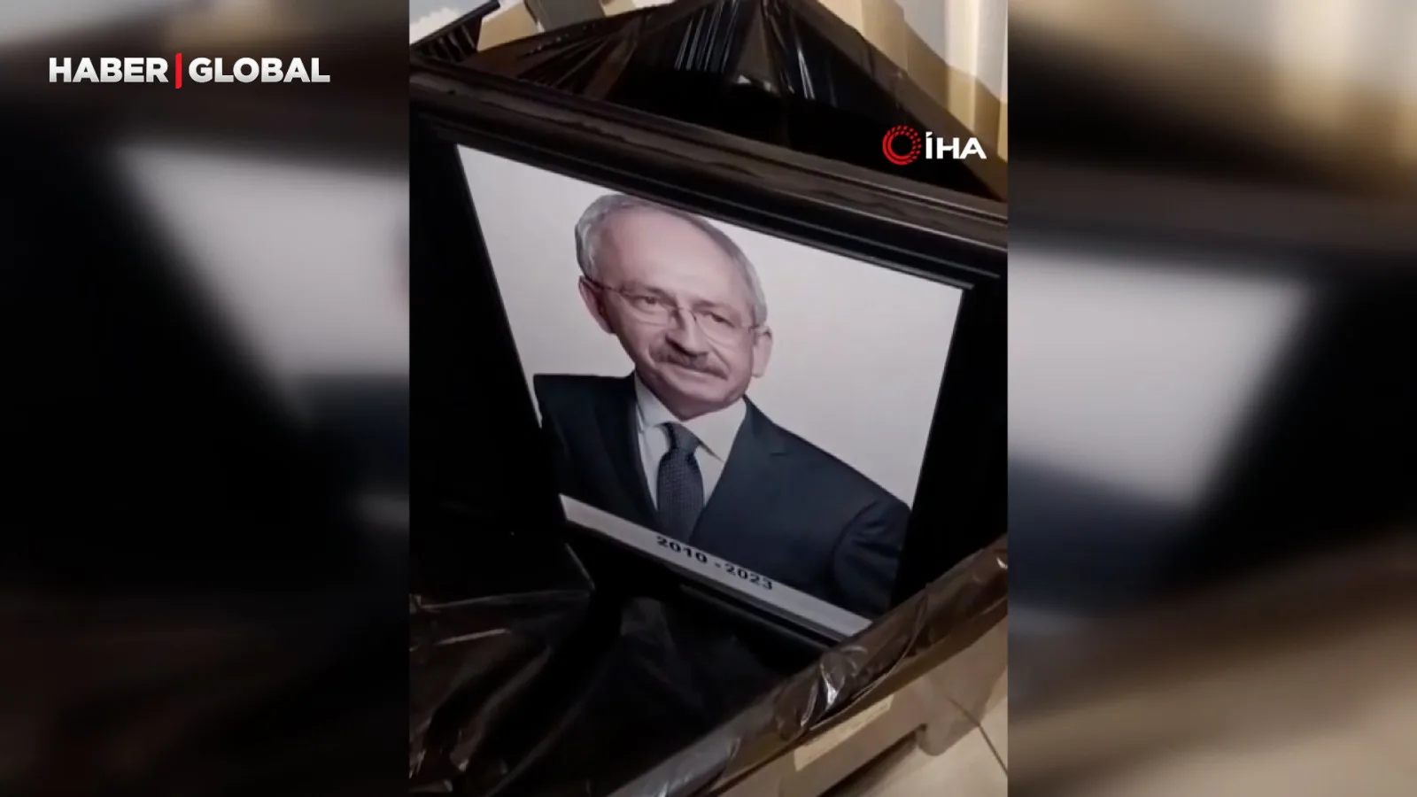 CHP’de Kriz: Kılıçdaroğlu’nun Fotoğrafı Çöpe Atıldı!