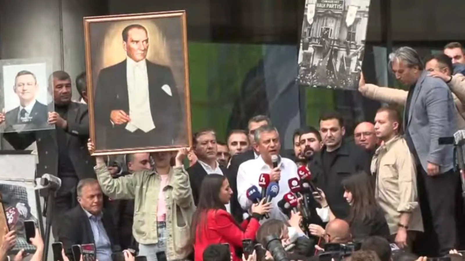 CHP’de Kriz: Özgür Özel’den Sert Açıklamalar!