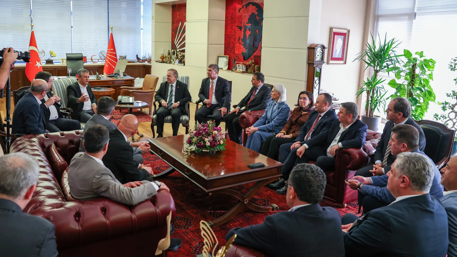 CHP’de Kriz! Özgür Özel ve Başkanlar Toplandı