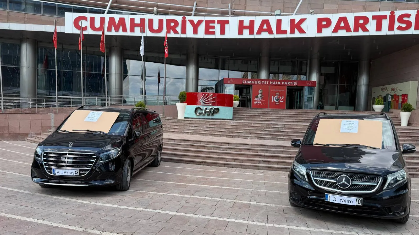 CHP’de Lüks Araçlar ‘Haram’ İfadesiyle Satılık!