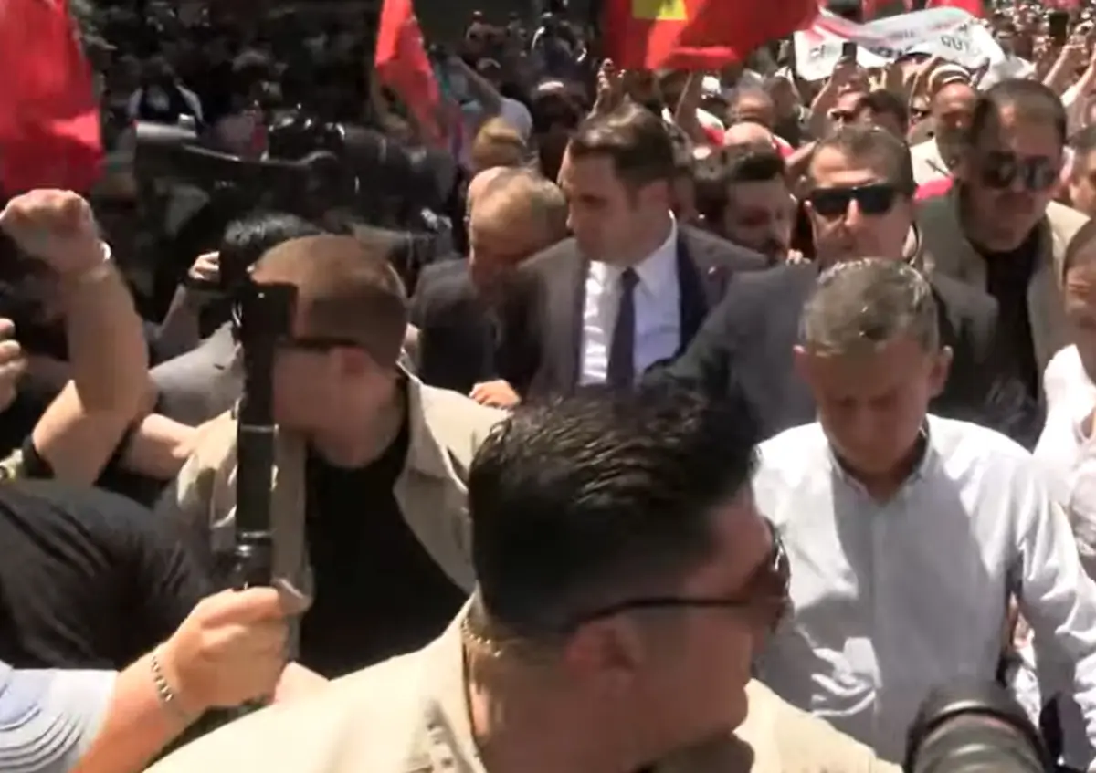 Gergin mitingde Özgür Özel den Kılıçdaroğlu'na